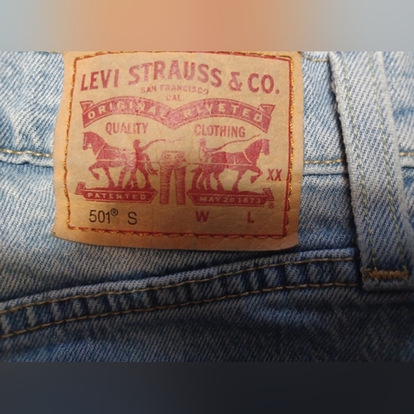 A Levi Strauss 501 Classic Button Fly Light Wash Blue Jeans - Picture 14 of 15